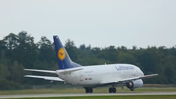 Boeing 737 opstijgen vanaf Frankfurt — Stockvideo