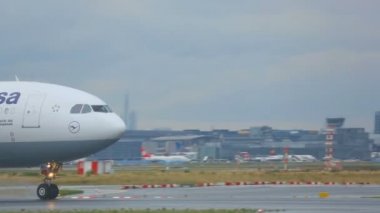 Uçak kalkış, yağışlı hava önce hızlandırmak