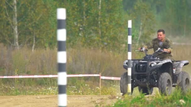 Tentara Rusia petugas di sepeda quad — Stok Video