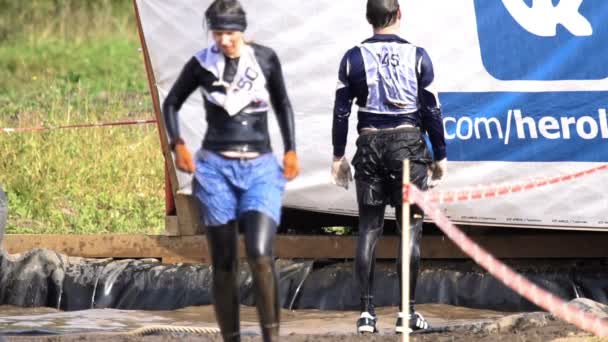 Les filles laissent l'eau après un saut à partir de 4 mètres de hauteur — Video