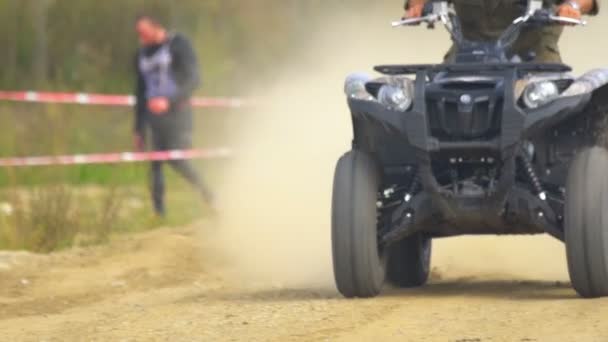 Oficial del ejército ruso en quad bike — Vídeos de Stock