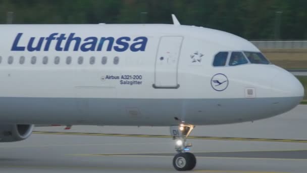 Lufthansa Airbus 320 taxiing — Stock Video