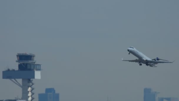 汉莎航空区域 Crj 900 起飞 — 图库视频影像