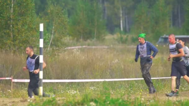 Des sportifs courent entre les étapes de la Course des Héros — Video