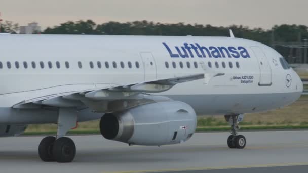 Lufthansa Airbusy 320 pojíždění — Stock video