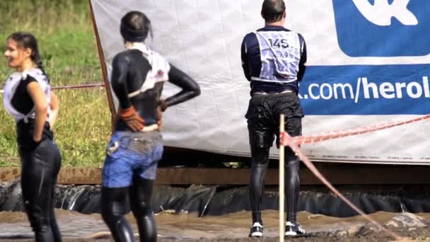 Las chicas salen del agua después de un salto en ella desde 4 metros de altura — Vídeo de stock