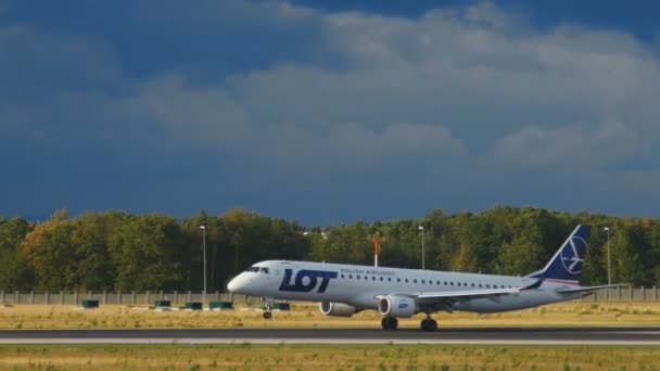 LOT Embraer 195 — стоковое видео