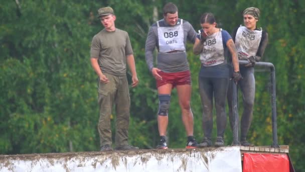 Athletes jumps in water from 4 meters height — Stock Video