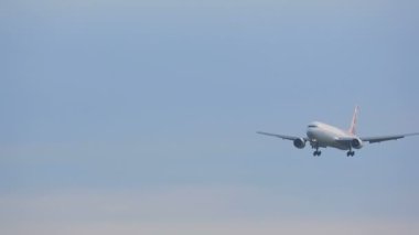 Uçak inmeden önce yaklaşıyor.