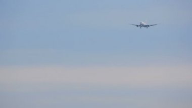 Uçak inmeden önce yaklaşıyor.