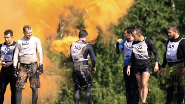 Les athlètes saute dans l'eau à partir de 4 mètres de hauteur — Video