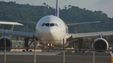 Uçak pist üzerinde yürütme başlangıç dönüp