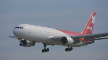 Uçak yaklaşıyor ve iniyor.