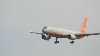 Uçak yaklaşıyor ve iniyor.