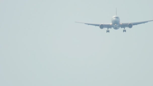 Avião de corpo largo se aproximando sobre o oceano — Vídeo de Stock