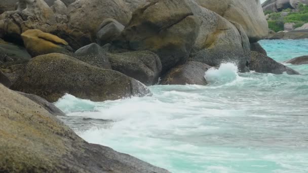 绿松石滚动波，慢动作 — 图库视频影像