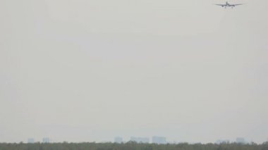 Uçak inmeden önce yaklaşıyor.