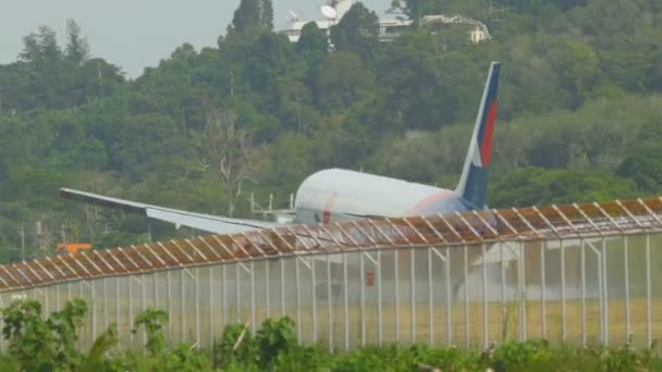 Azur Air boeing 767 landar i Phuket — Stockvideo
