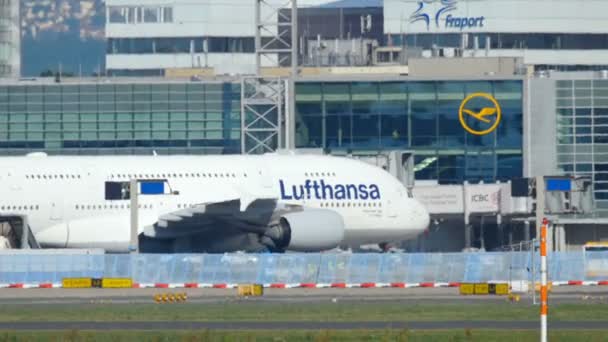 Lufthansa Superjumbo taxiën — Stockvideo
