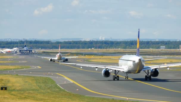 Aviones en rodaje hasta el inicio — Vídeos de Stock