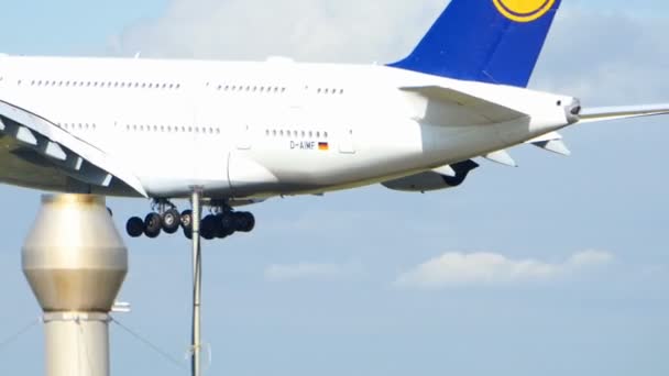 Airbus 380 approchant avant l'atterrissage — Video