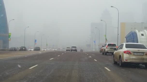 Vägtrafiken på gatorna i Astana — Stockvideo