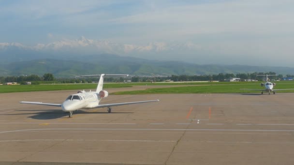 タキシング、離陸前に飛行機 — ストック動画