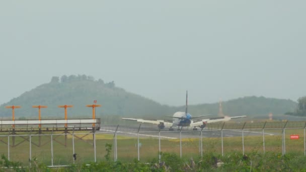 Azur air boeing 767 landung in phuket — Stockvideo