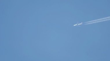 Yüksekten uçan uçak