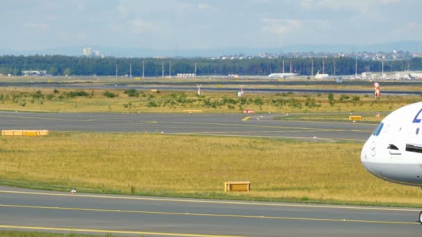 Avión en rodaje hasta el inicio — Vídeo de stock