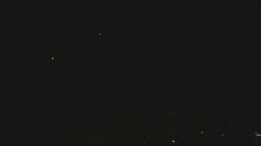 Akşamları yanıp sönen havai fişek