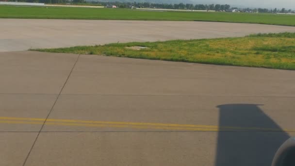 Airplane taxiing before take-off — Stock Video