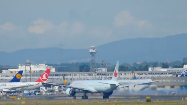 波音 777 加速起飞前 — 图库视频影像