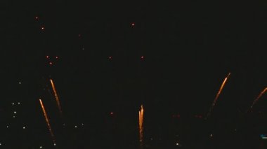 Akşamları yanıp sönen havai fişek