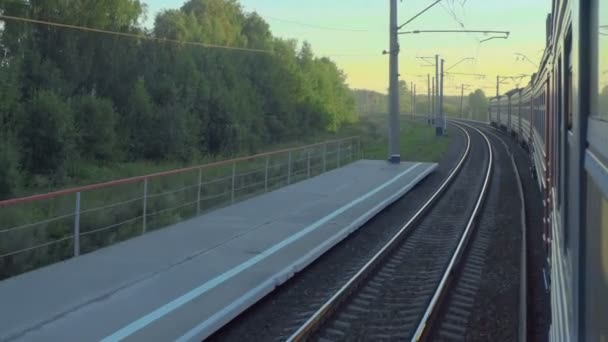 Suburban trein bij zonsondergang — Stockvideo