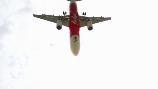 Samolot zbliżający się do lotniska nad plażą — Wideo stockowe