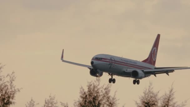 Maleisische luchtvaartmaatschappij Boeing 737 landt op Phuket — Stockvideo