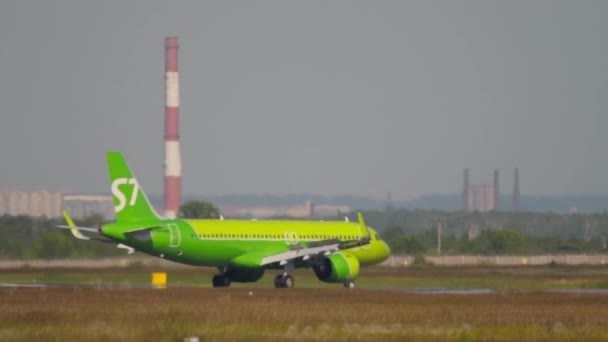 S7航空公司空中客车A320客机着陆后滑行 — 图库视频影像