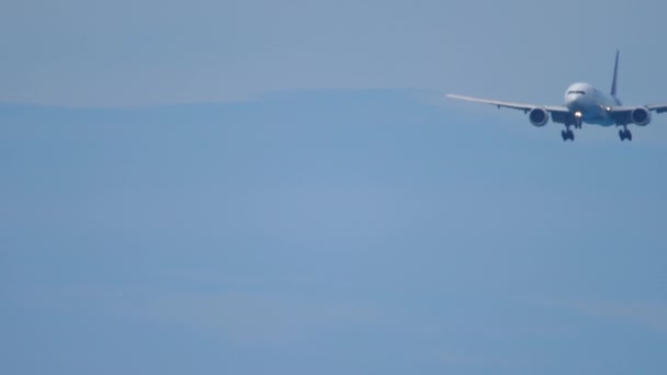 Avión de gran cuerpo aterrizando en el aeropuerto de Phuket — Vídeos de Stock