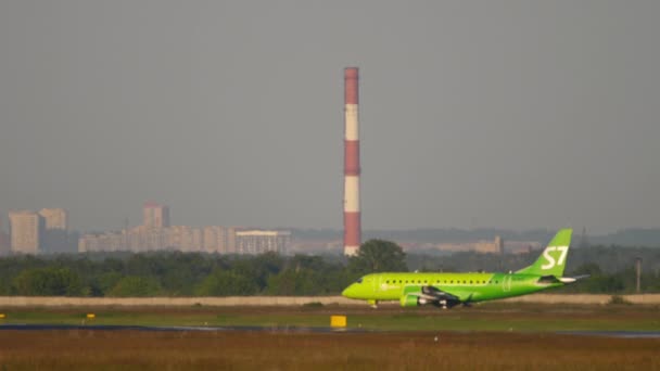 S7 Embraer 170 regionální tryskové letadlo startuje vzlet. — Stock video