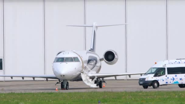 Privé jet maakt zich klaar voor een vlucht — Stockvideo