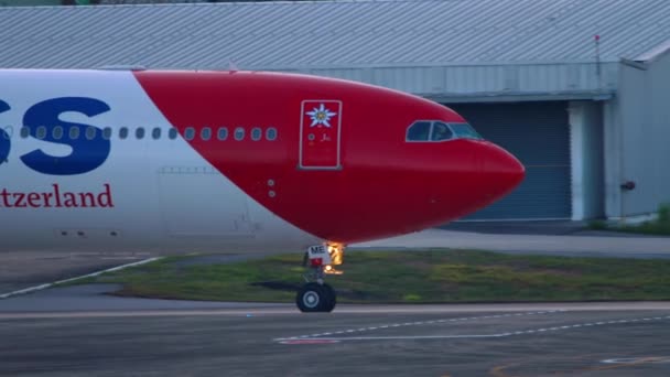Airbus A340 Vliegtuig taxiën na landing — Stockvideo