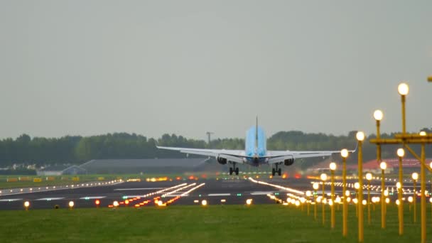 Avión aterrizando en un viento cruzado — Vídeos de Stock