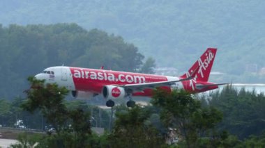 Airbus A320 Phuket havaalanına iniyor.