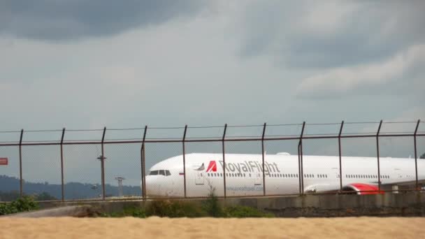 Boeing 777 vznášedlo pojíždění k odletu — Stock video