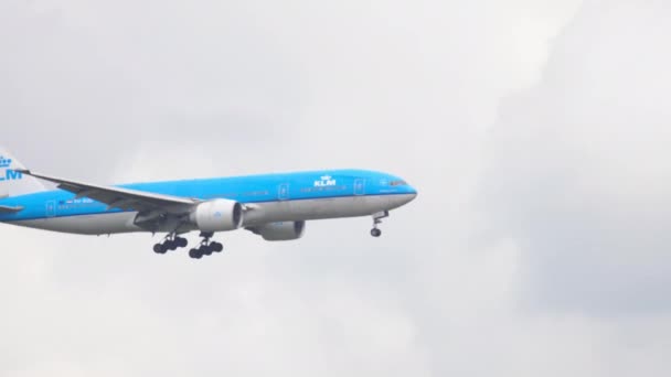 KLM Boeing 777 aterrizaje — Vídeos de Stock