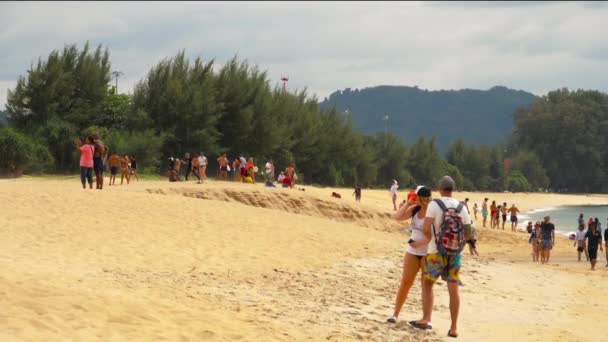 Diváci na pláži sledují letadla přistávající na letišti Phuket. — Stock video