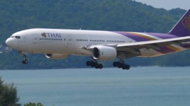 Boeing 777 uçağı Phuket havaalanına iniyor.