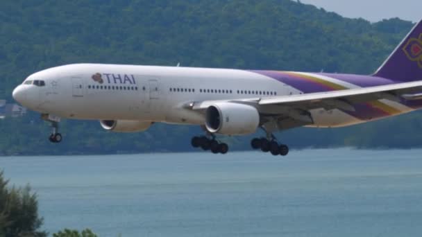 Boeing 777 landing op de luchthaven van Phuket — Stockvideo