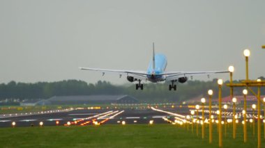 Çapraz rüzgara iniş yapan uçak.